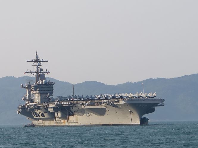 Những bóng hồng trên tàu sân bay Mỹ USS Carl Vinson